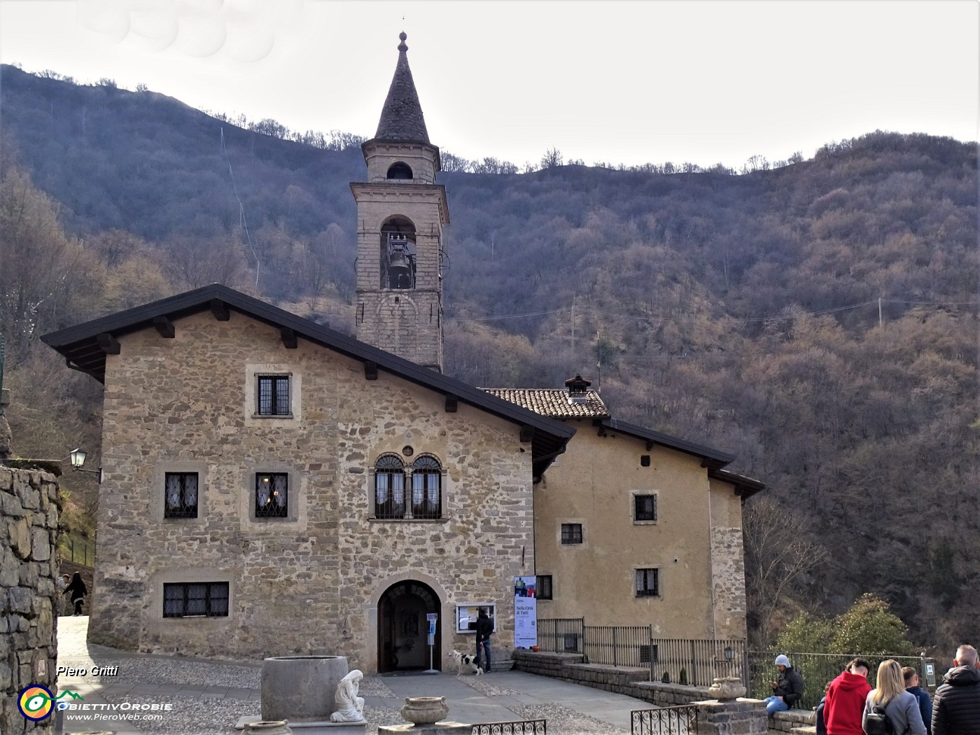 46 Al Santuario del Perello (870 m) facciata rivolta ad est .JPG -                                